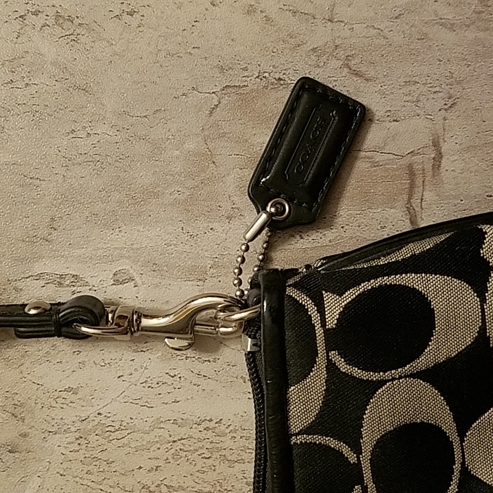 New! Coach Black & Cream Large Wristlet - Picture 4 of 11